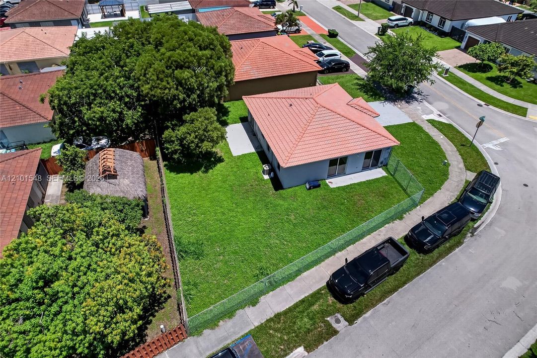 На продажу: $550,000 (3 спален, 2 ванн, 1221 Квадратных фут)
