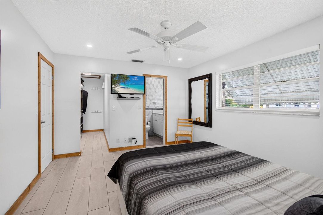 07_primary_bedroom_alt