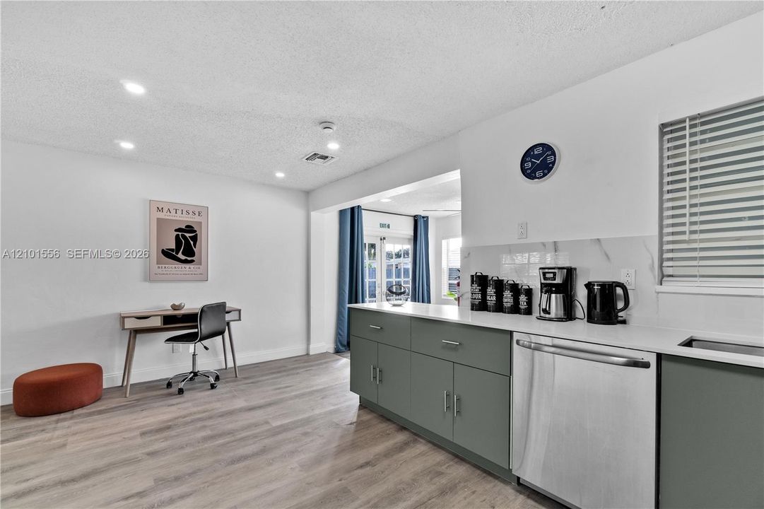 В аренду: $4,500 (4 спален, 2 ванн, 1082 Квадратных фут)