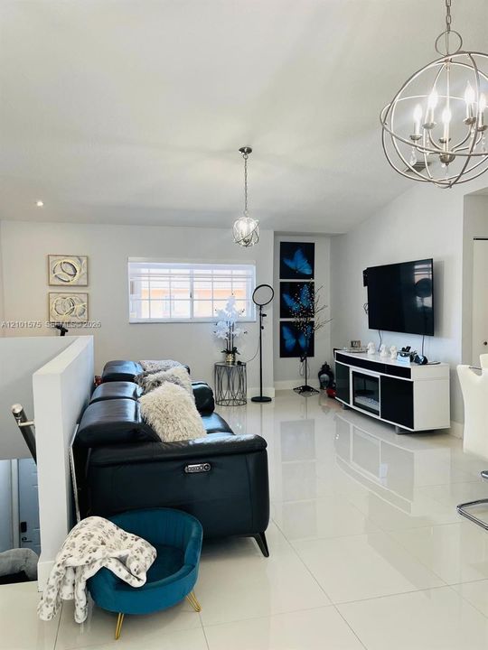 For Sale: $375,000 (2 beds, 2 baths, 1080 Square Feet)