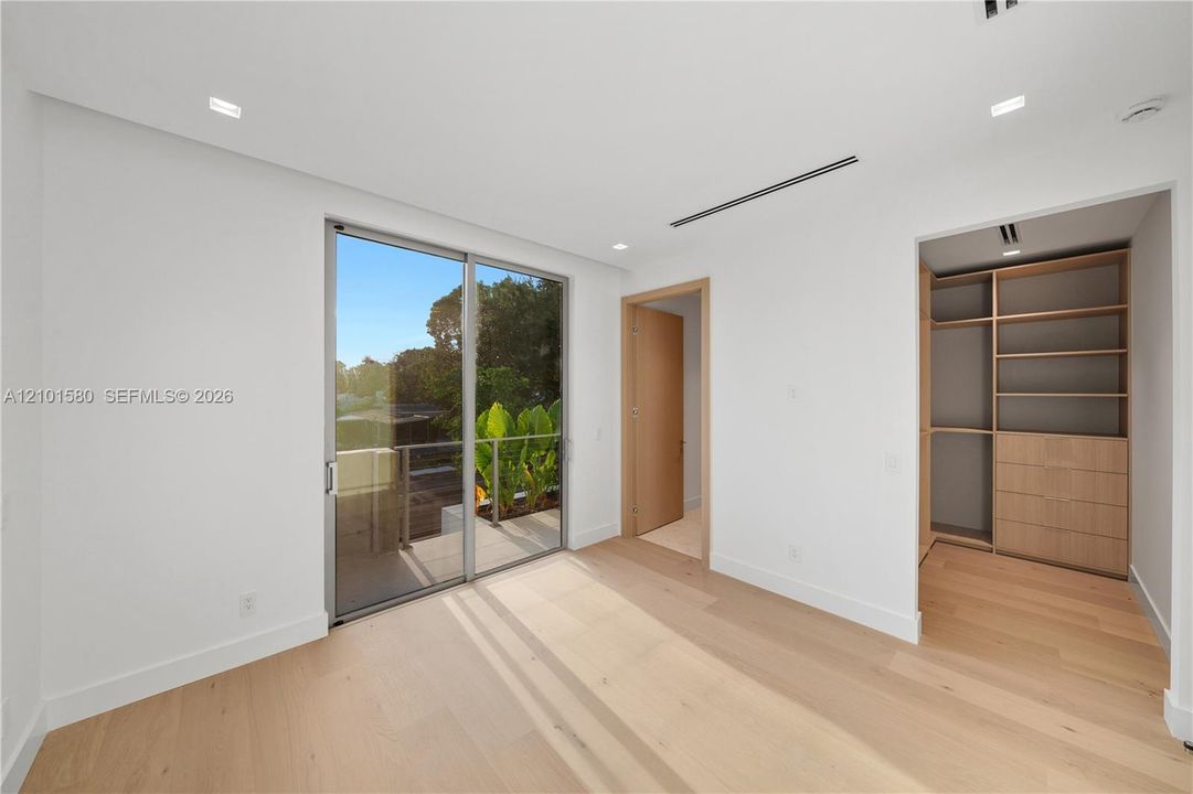 En Venta: $3,300,000 (5 camas, 4 baños, 4328 Pies cuadrados)