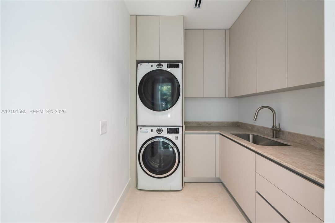 En Venta: $3,300,000 (5 camas, 4 baños, 4328 Pies cuadrados)