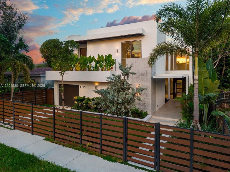 En Venta: $3,300,000 (5 camas, 4 baños, 4328 Pies cuadrados)
