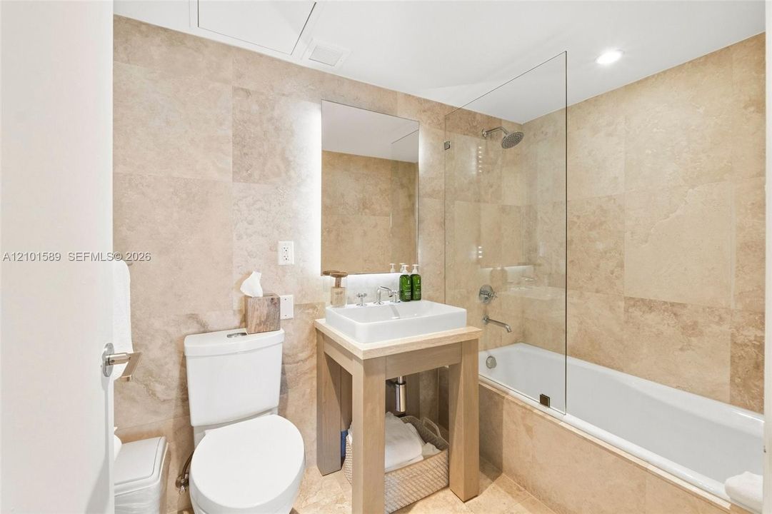 Full guest bathroom in hallway