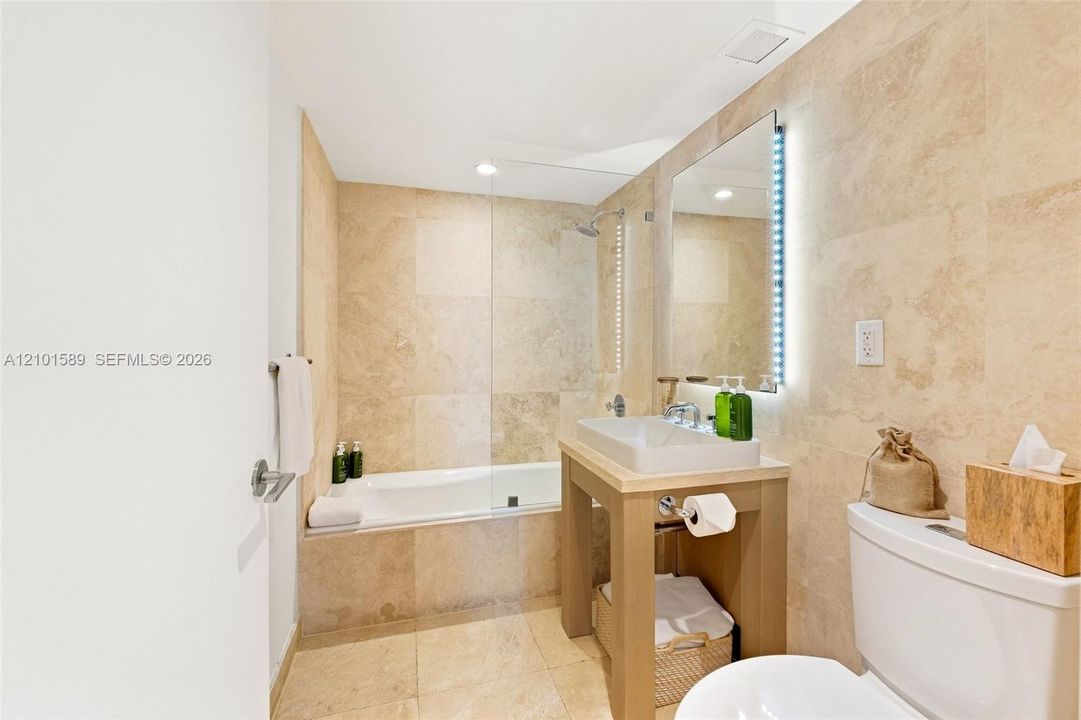 Second full guest bathroom in hallway