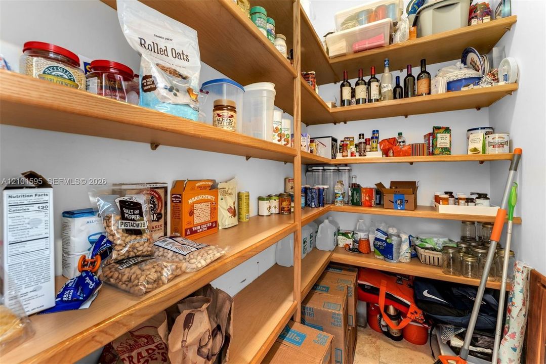На продажу: $4,350,000 (6 спален, 4 ванн, 4946 Квадратных фут)