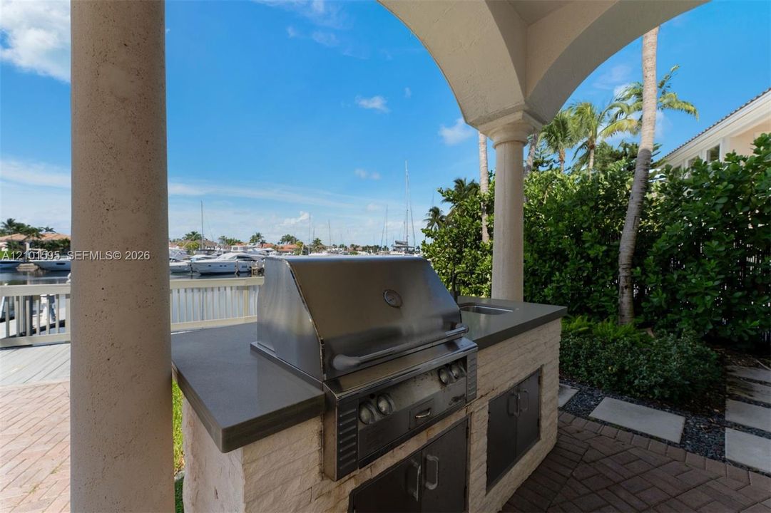 На продажу: $4,350,000 (6 спален, 4 ванн, 4946 Квадратных фут)