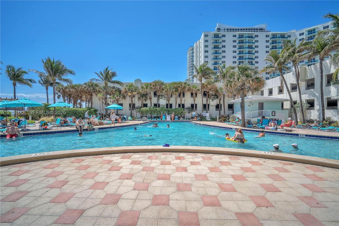 For Sale: $425,000 (1 beds, 1 baths, 789 Square Feet)