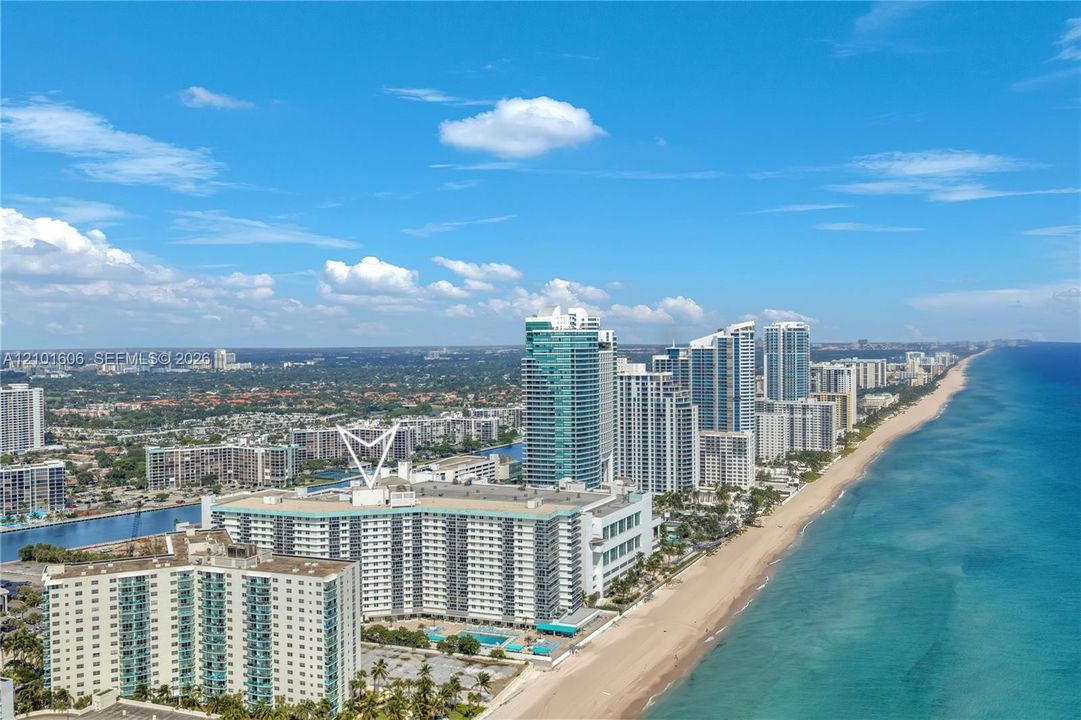 For Sale: $425,000 (1 beds, 1 baths, 789 Square Feet)