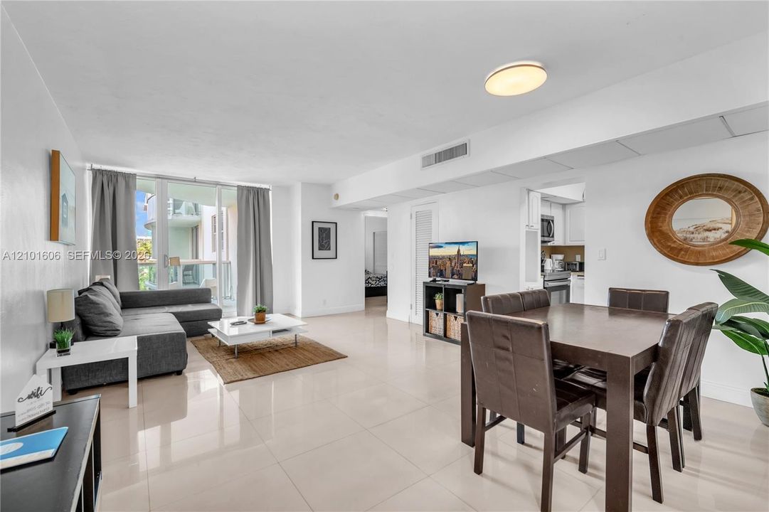 For Sale: $425,000 (1 beds, 1 baths, 789 Square Feet)
