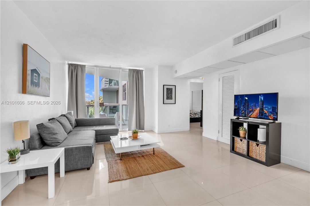 For Sale: $425,000 (1 beds, 1 baths, 789 Square Feet)
