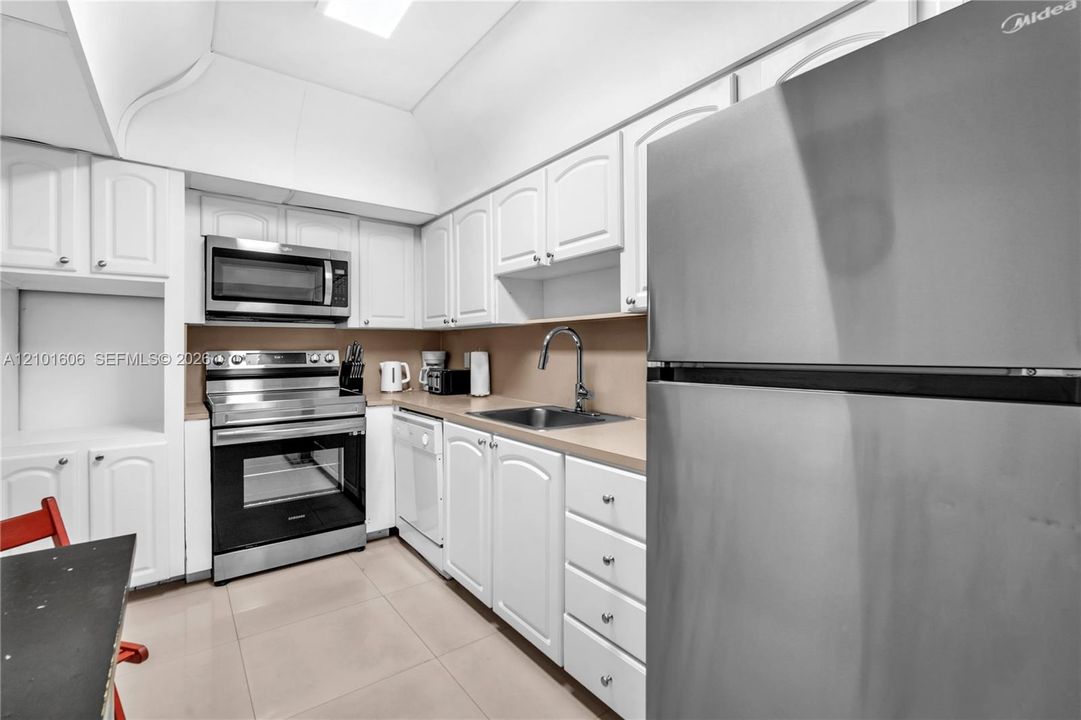 For Sale: $425,000 (1 beds, 1 baths, 789 Square Feet)