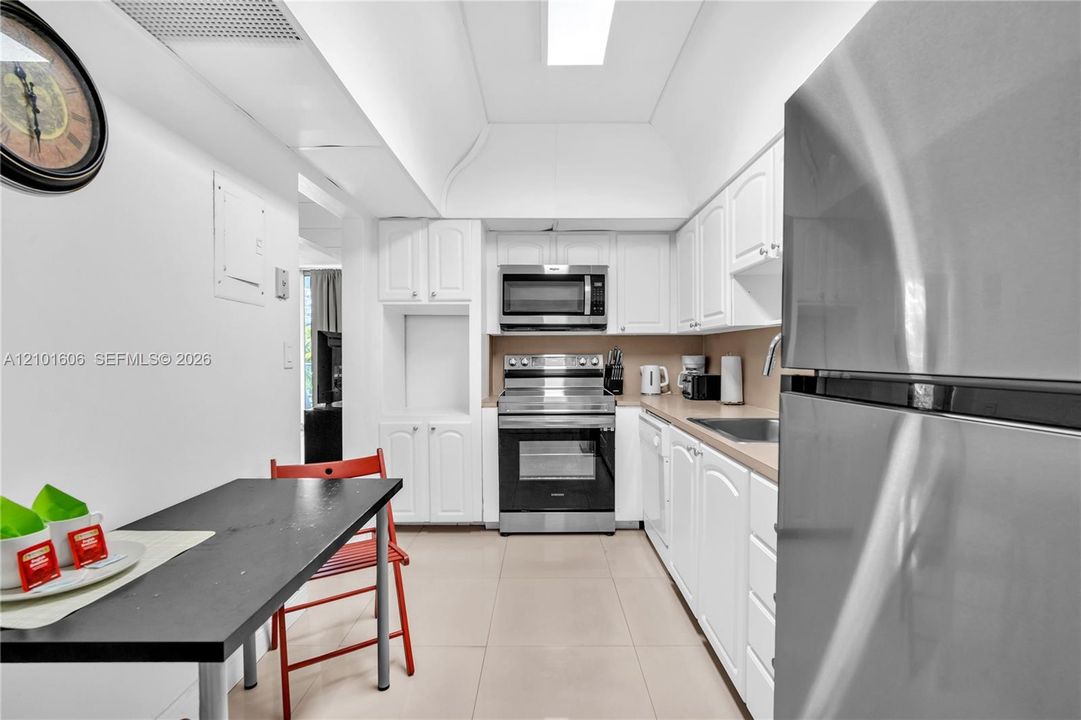 For Sale: $425,000 (1 beds, 1 baths, 789 Square Feet)