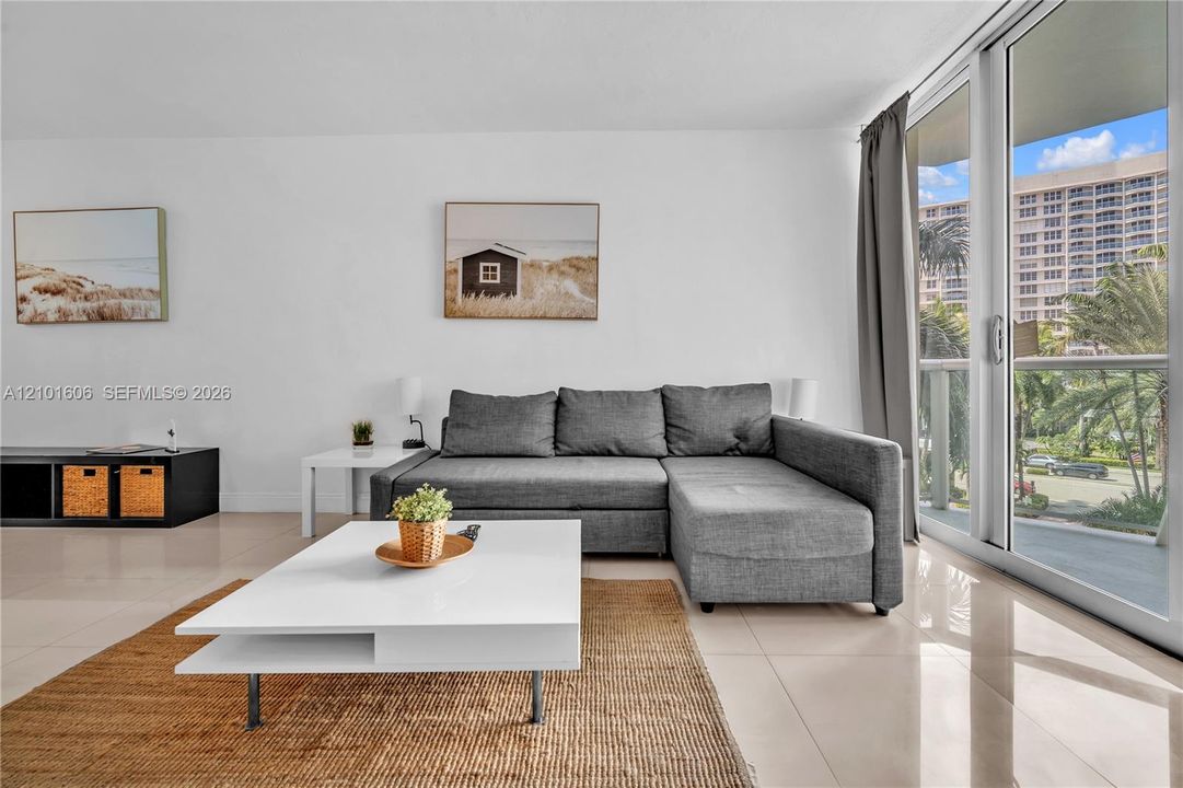 For Sale: $425,000 (1 beds, 1 baths, 789 Square Feet)
