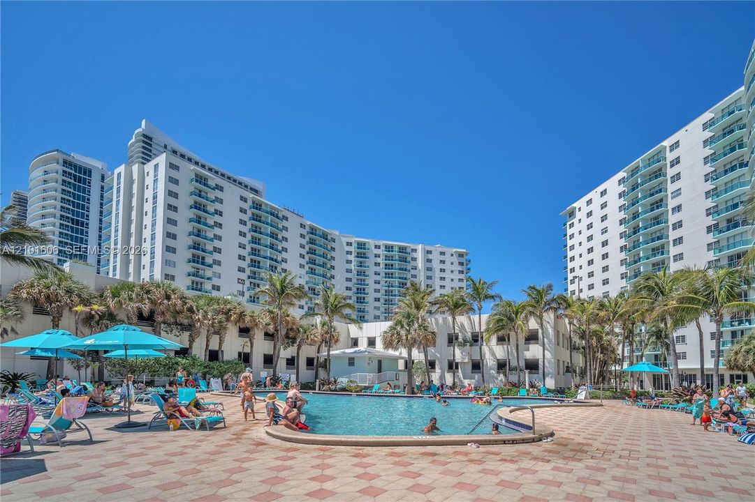 For Sale: $425,000 (1 beds, 1 baths, 789 Square Feet)