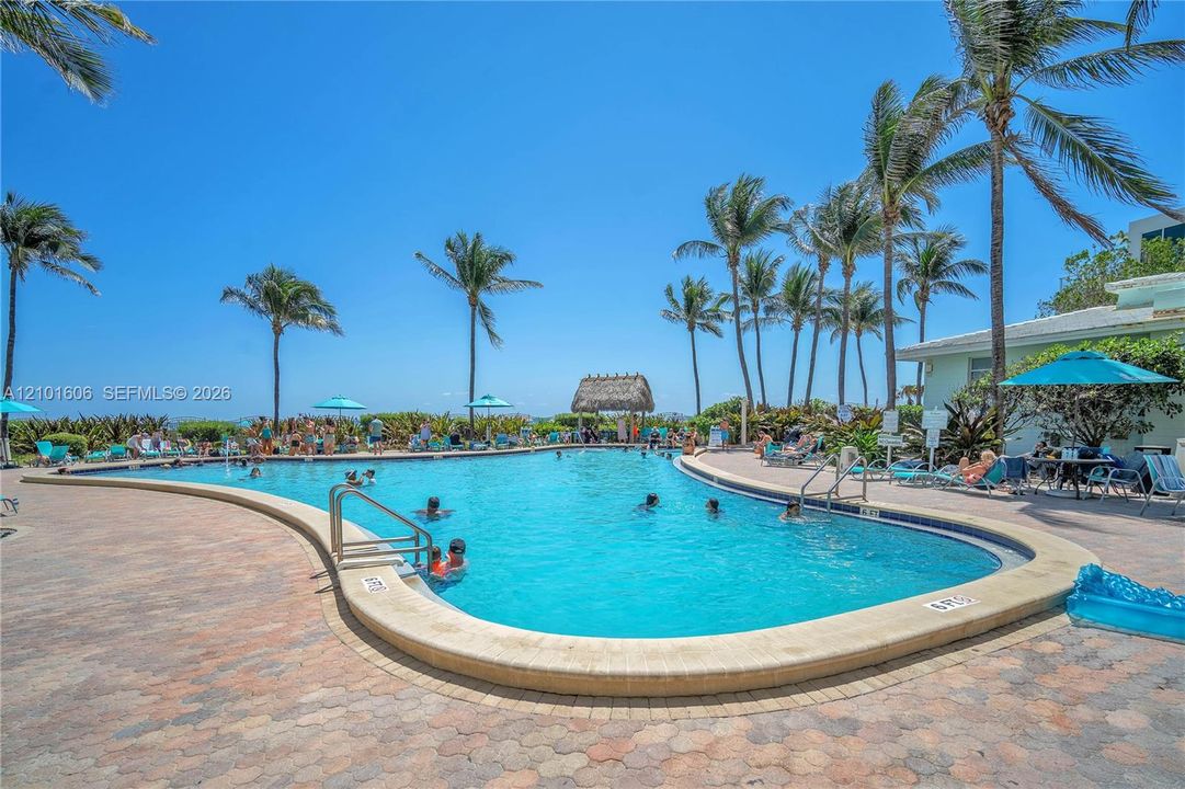 For Sale: $425,000 (1 beds, 1 baths, 789 Square Feet)