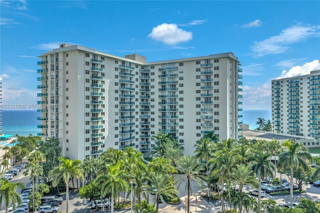 For Sale: $425,000 (1 beds, 1 baths, 789 Square Feet)