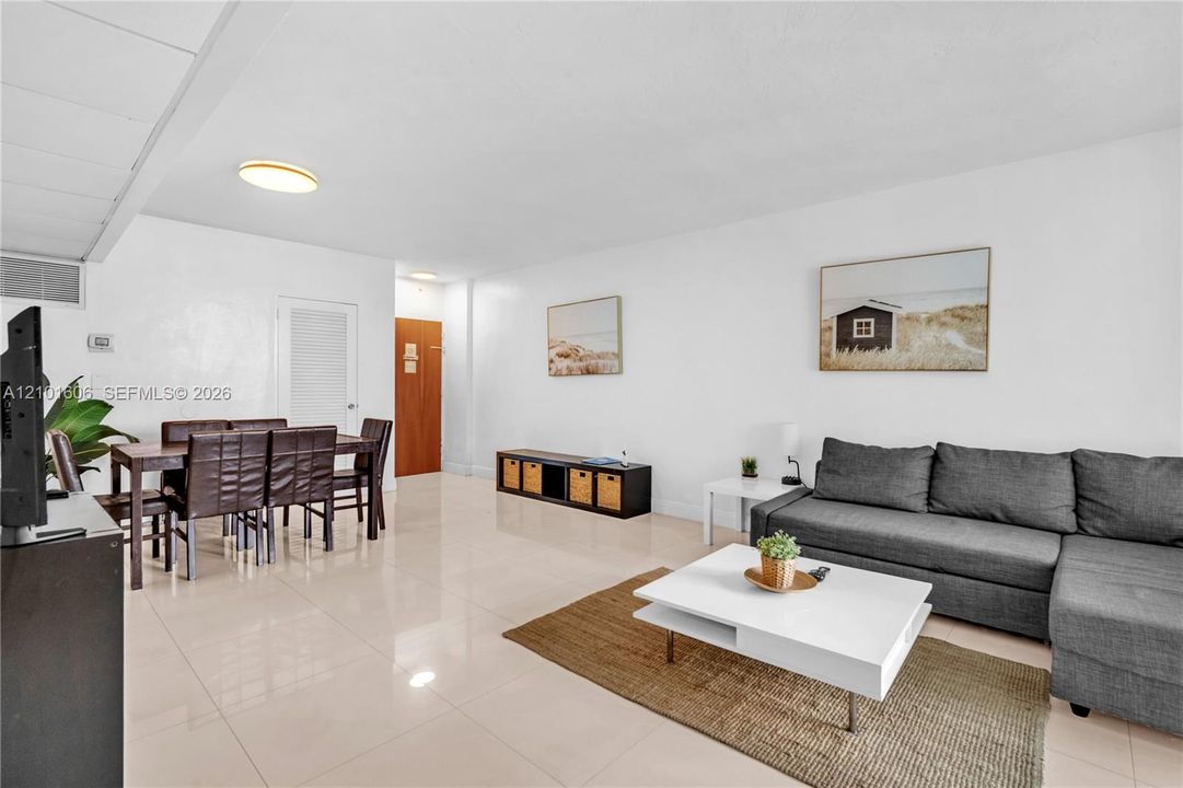 For Sale: $425,000 (1 beds, 1 baths, 789 Square Feet)