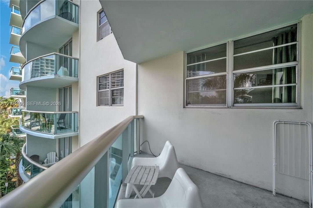 For Sale: $425,000 (1 beds, 1 baths, 789 Square Feet)