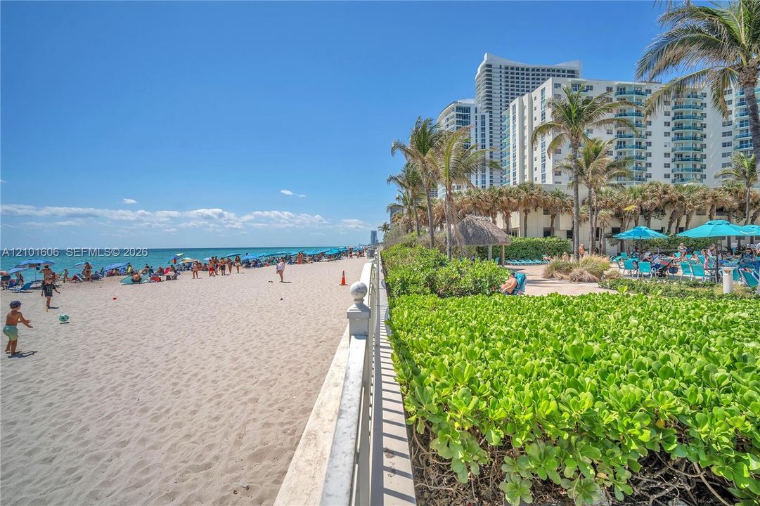 For Sale: $425,000 (1 beds, 1 baths, 789 Square Feet)
