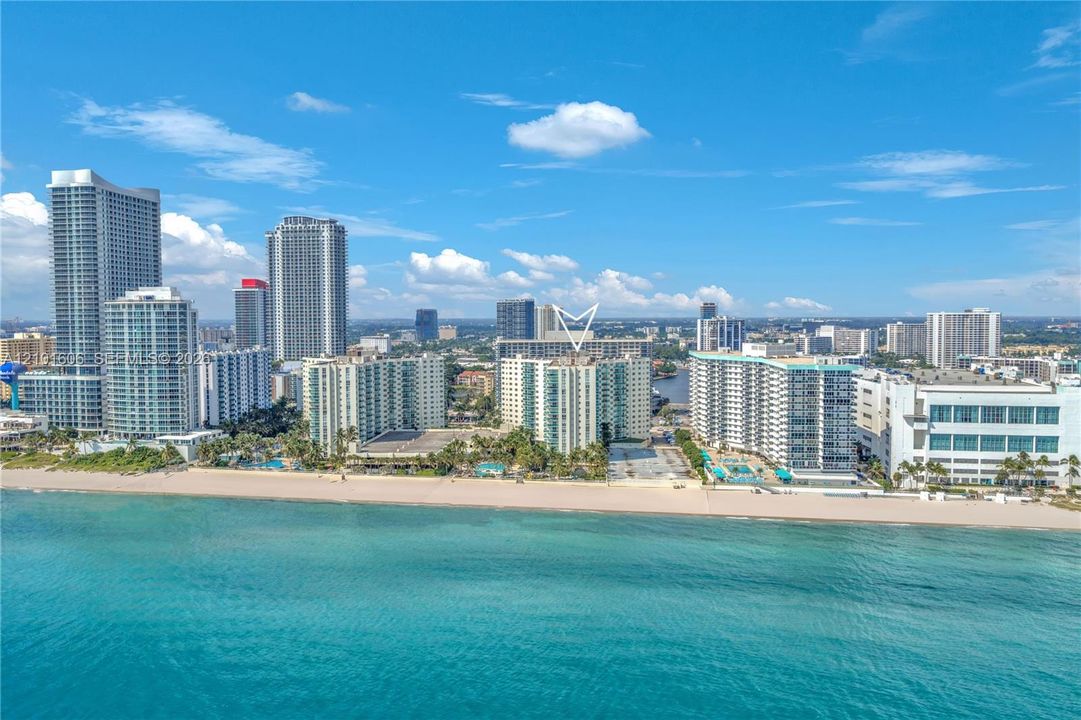 For Sale: $425,000 (1 beds, 1 baths, 789 Square Feet)
