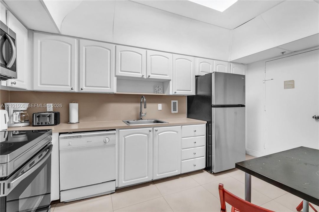 For Sale: $425,000 (1 beds, 1 baths, 789 Square Feet)