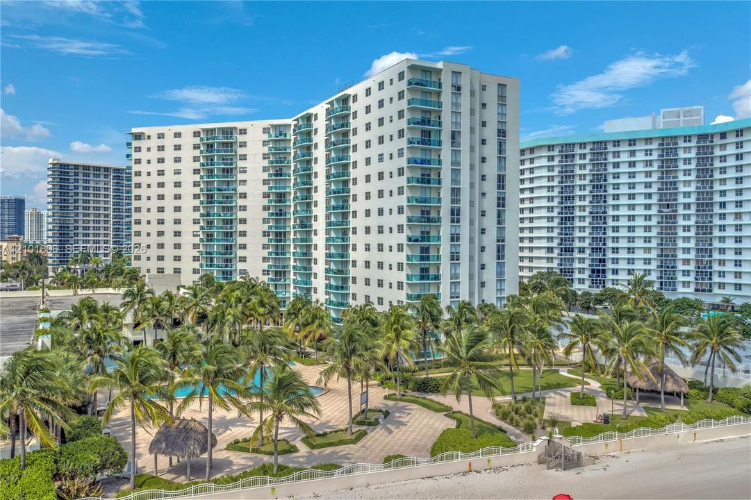For Sale: $425,000 (1 beds, 1 baths, 789 Square Feet)