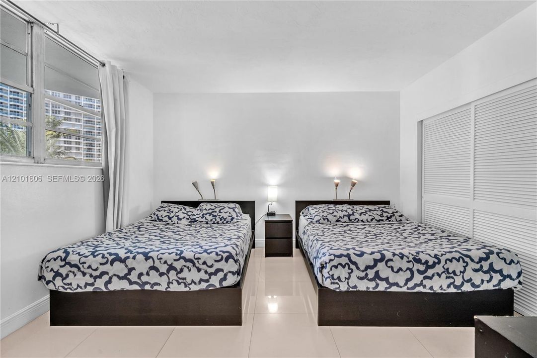 For Sale: $425,000 (1 beds, 1 baths, 789 Square Feet)