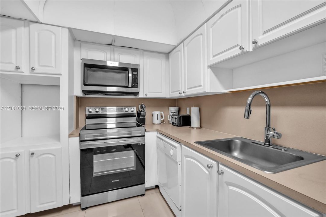For Sale: $425,000 (1 beds, 1 baths, 789 Square Feet)