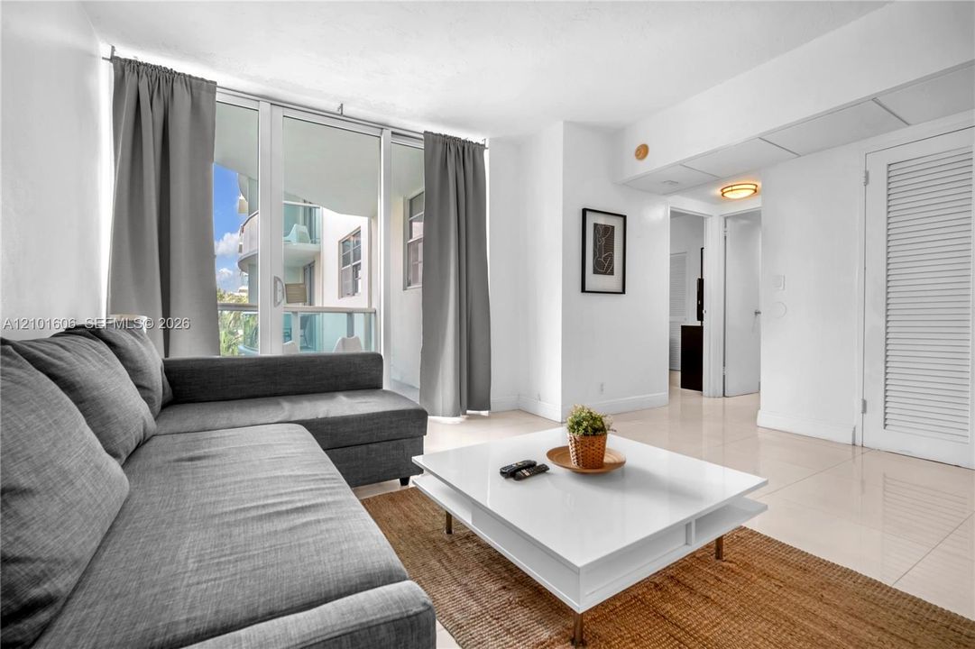 For Sale: $425,000 (1 beds, 1 baths, 789 Square Feet)