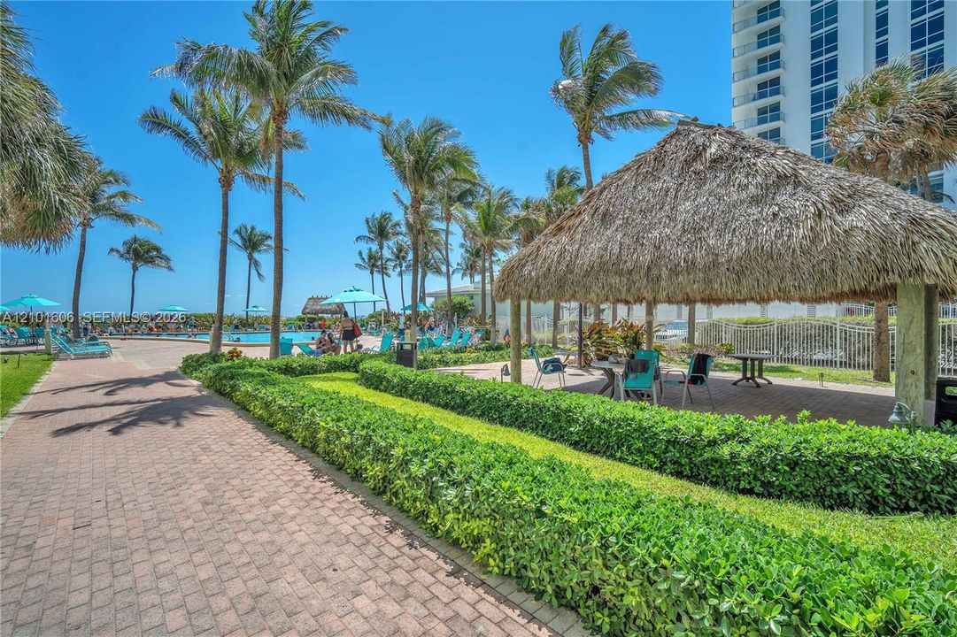 For Sale: $425,000 (1 beds, 1 baths, 789 Square Feet)