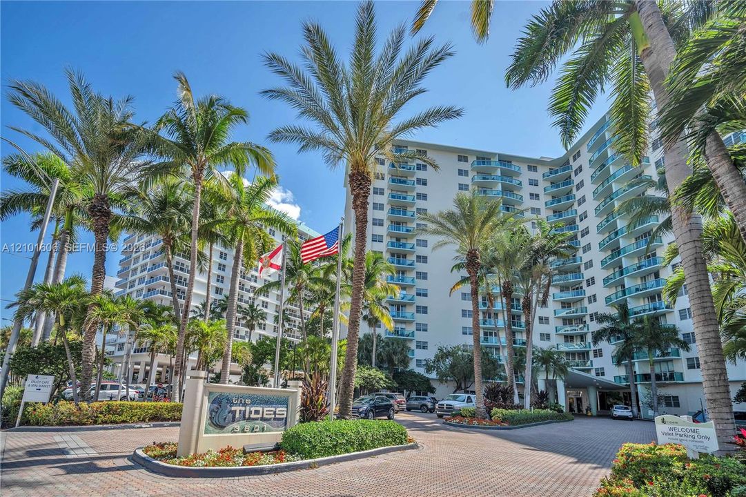 For Sale: $425,000 (1 beds, 1 baths, 789 Square Feet)