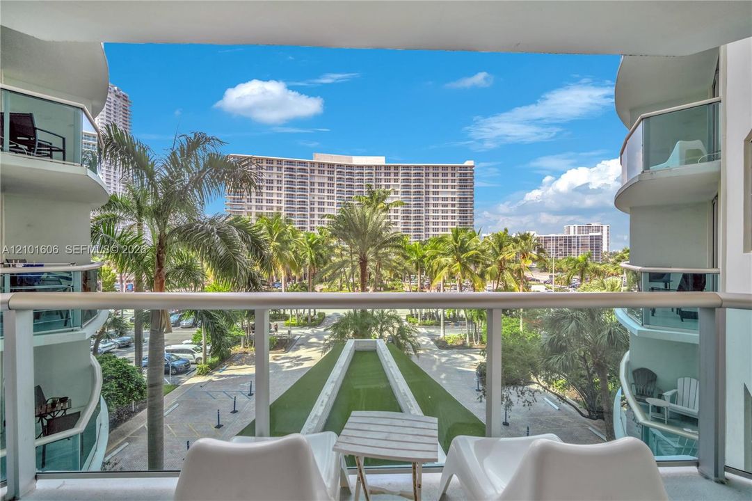 For Sale: $425,000 (1 beds, 1 baths, 789 Square Feet)