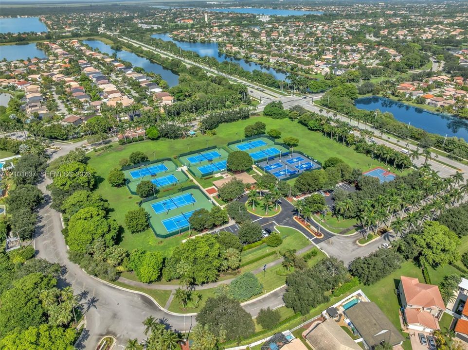 На продажу: $1,100,000 (5 спален, 3 ванн, 3378 Квадратных фут)