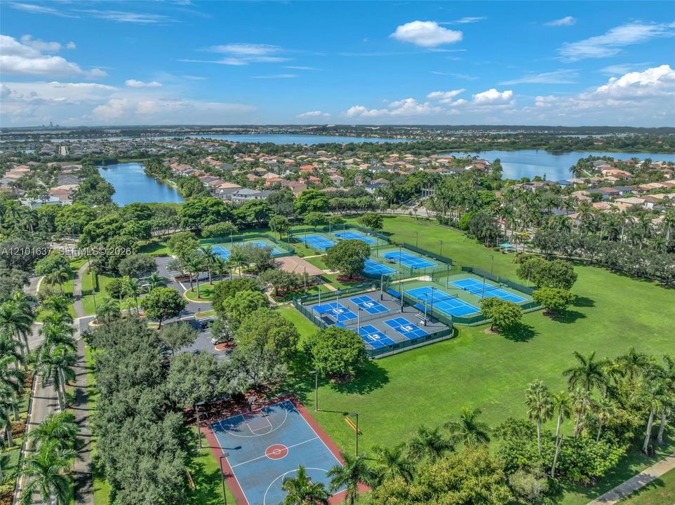 На продажу: $1,100,000 (5 спален, 3 ванн, 3378 Квадратных фут)