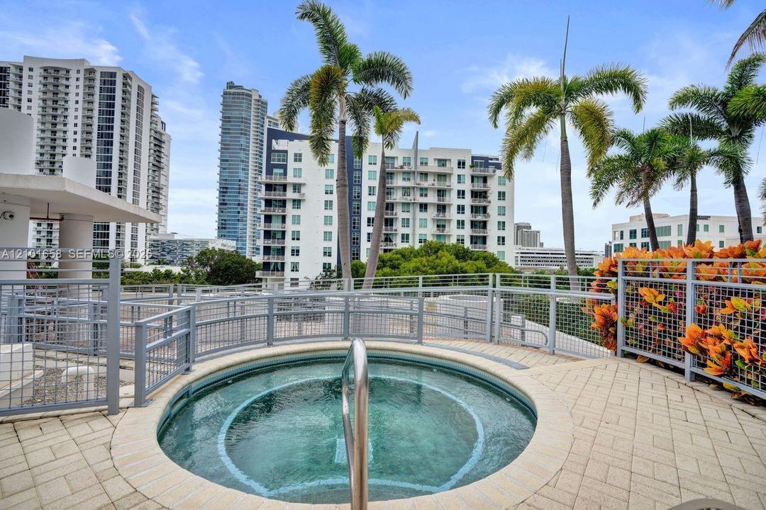 出租: $4,900 (2 贝兹, 2 浴室, 1360 平方英尺)