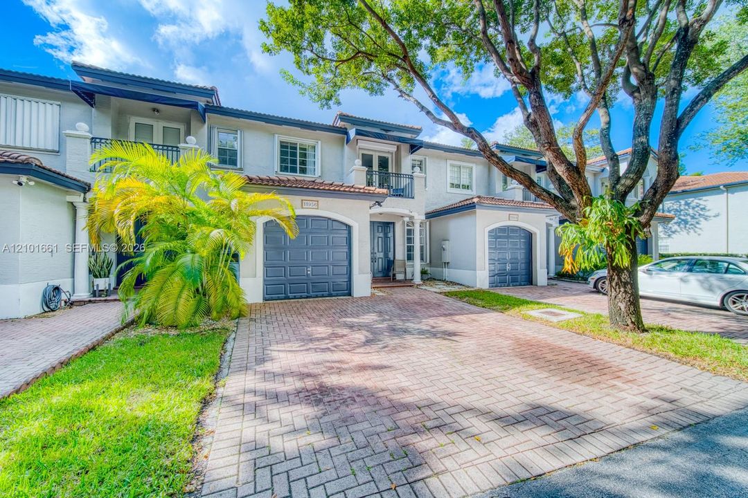 En Venta: $599,000 (3 camas, 2 baños, 1800 Pies cuadrados)
