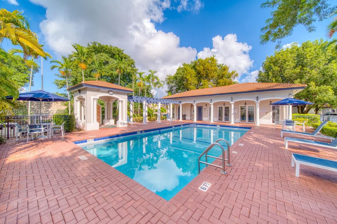En Venta: $599,000 (3 camas, 2 baños, 1800 Pies cuadrados)