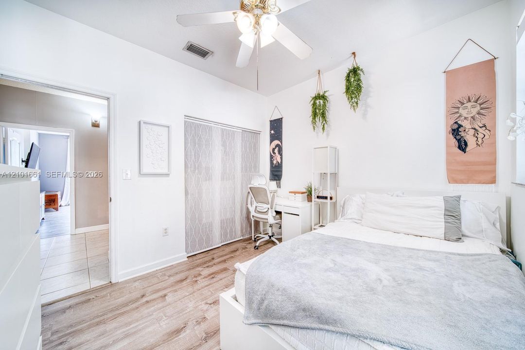 En Venta: $599,000 (3 camas, 2 baños, 1800 Pies cuadrados)