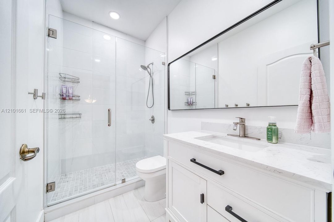 En Venta: $599,000 (3 camas, 2 baños, 1800 Pies cuadrados)