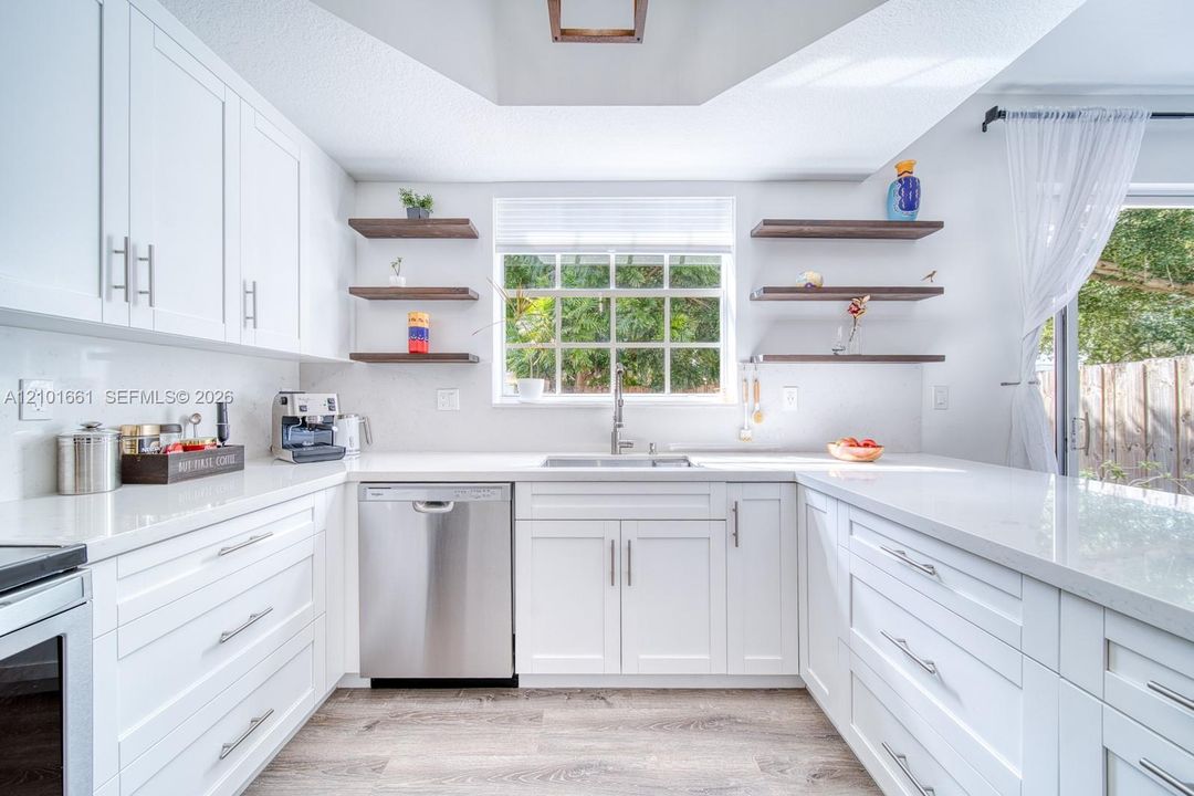 En Venta: $599,000 (3 camas, 2 baños, 1800 Pies cuadrados)