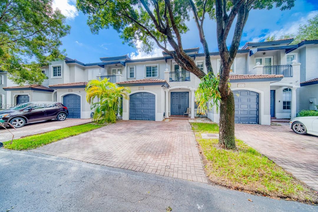 En Venta: $599,000 (3 camas, 2 baños, 1800 Pies cuadrados)
