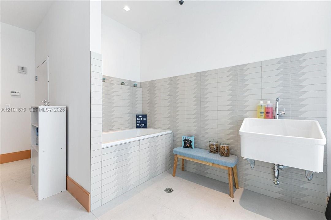 For Rent: $8,800 (2 beds, 2 baths, 1105 Square Feet)