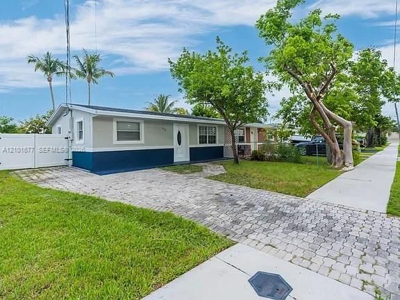 For Rent: $950 (1 beds, 1 baths, 775 Square Feet)