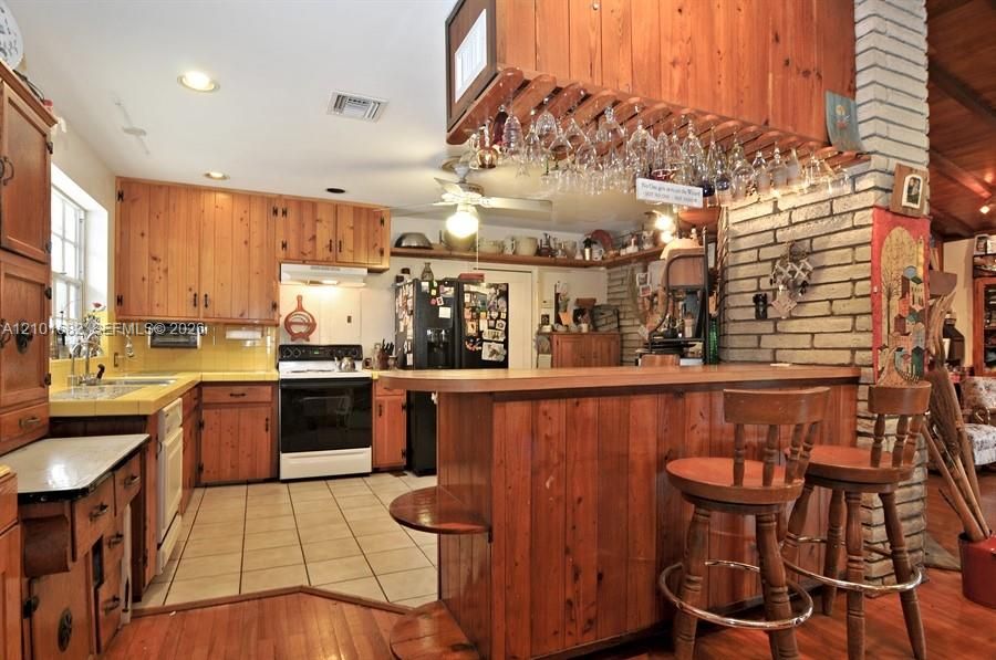 En Venta: $1,495,000 (0.32 acres)