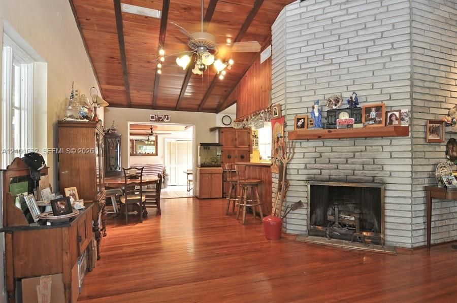 En Venta: $1,495,000 (0.32 acres)