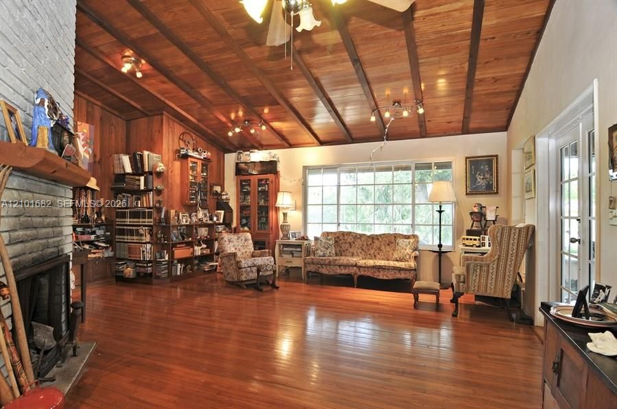 En Venta: $1,495,000 (0.32 acres)