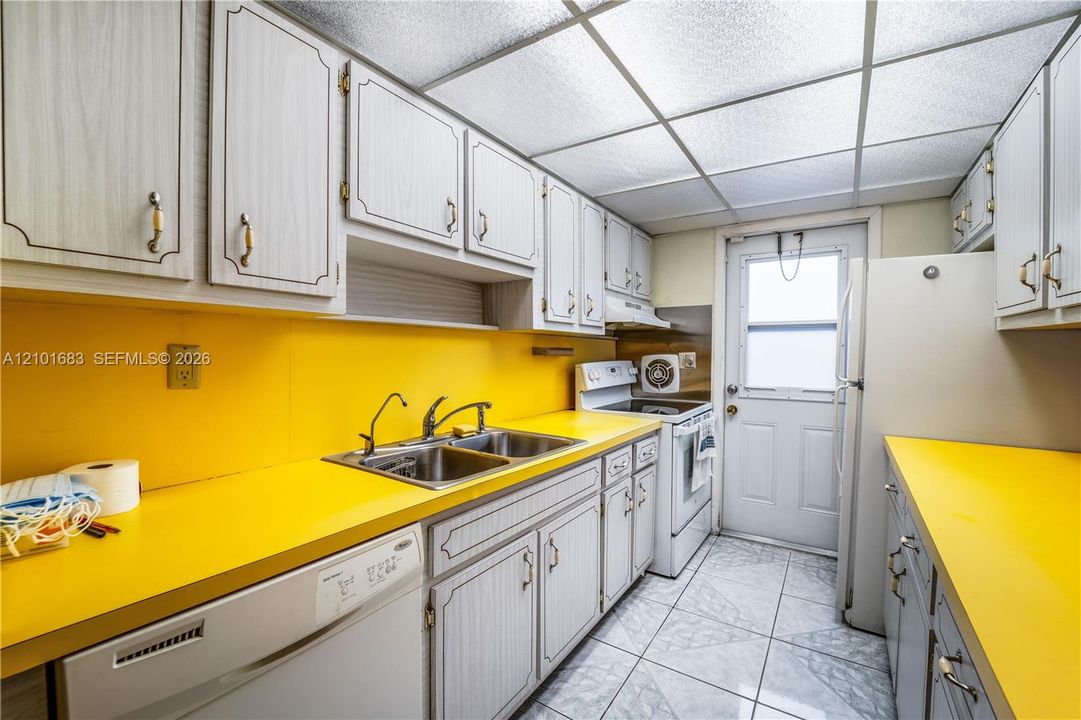 For Sale: $575,000 (3 beds, 2 baths, 1430 Square Feet)