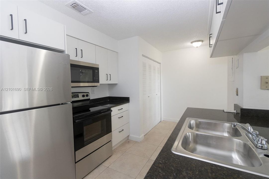 For Rent: $1,850 (1 beds, 1 baths, 634 Square Feet)
