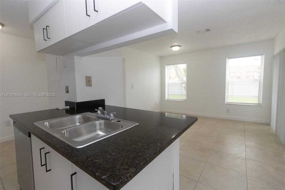 For Rent: $1,850 (1 beds, 1 baths, 634 Square Feet)